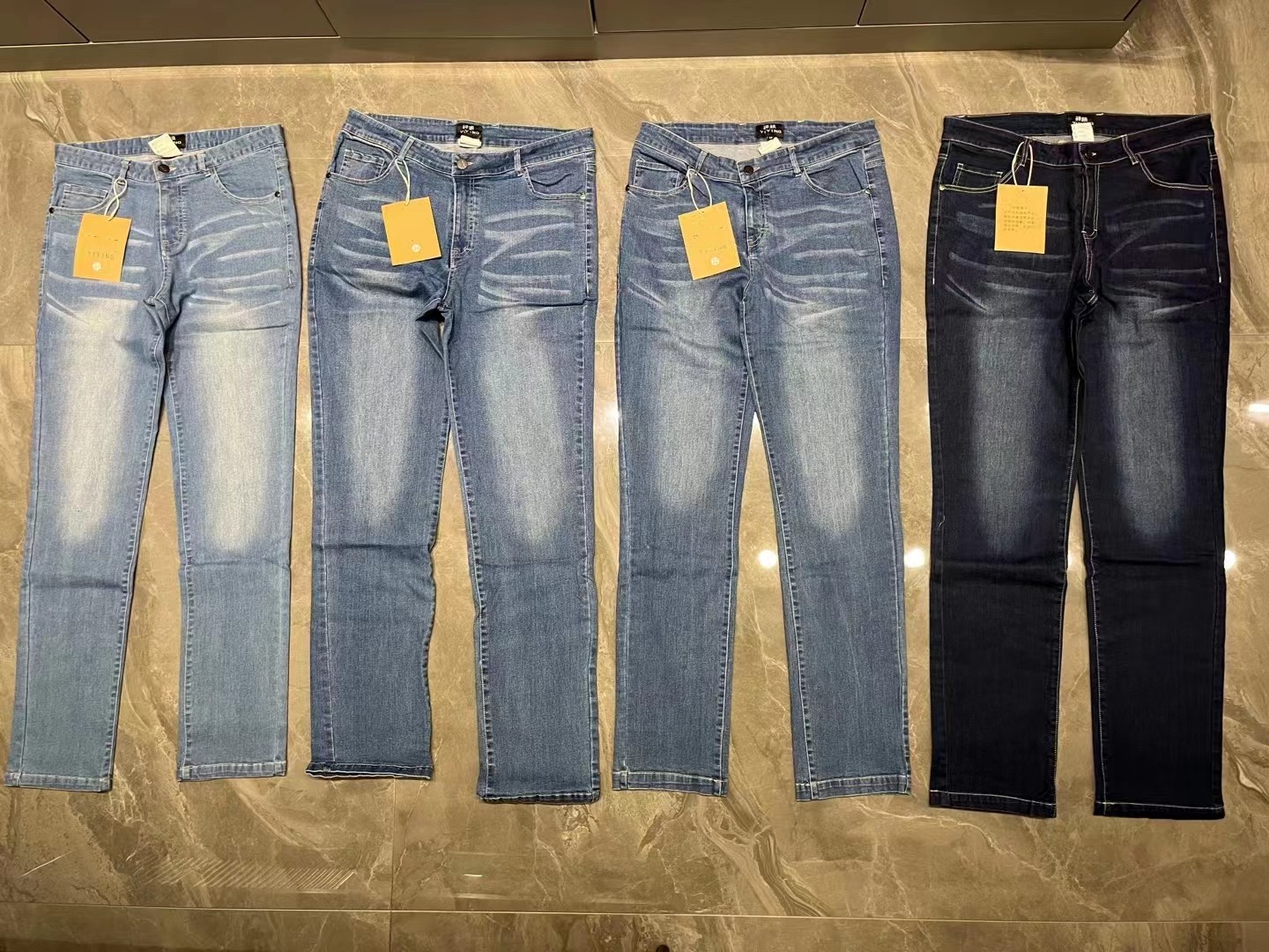 بنطلون جينز رجالي بقصة مستقيمة